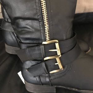Low heel boots
